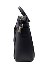 Borsa a tracolla nera strutturata in pelle sintetica texturizzata, con chiusura con zip superiore e dettagli in argento. Presenta una maniglia corta e una tracolla staccabile.