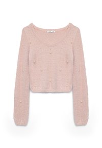 Jasnoróżowy krótki sweter wykonany z puszystego materiału teksturowanego, ozdobiony perłami rozsianymi po przedniej stronie oraz długimi rękawami.