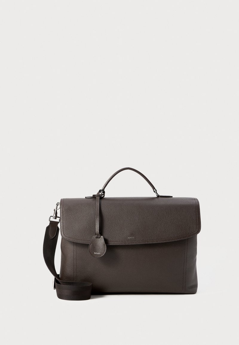 Servietă din piele maro închis, cu mânere de sus, clapetă frontală, curea de umăr detașabilă și etichetă mică din piele atașată.