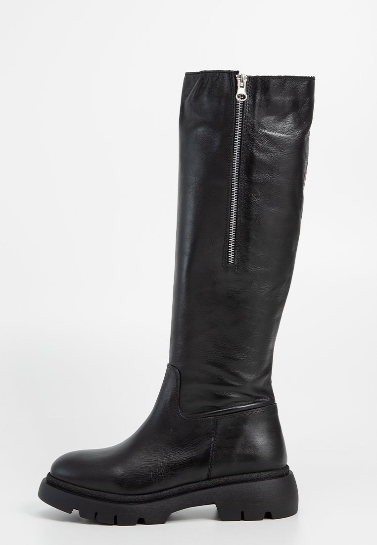 Schwarze Lederstiefel bis zum Knie mit strukturiertem Finish, seitlichem Reißverschluss und massiver Sohle. Merkmale sind eine runde Zehenpartie und ein nahtloses Design.