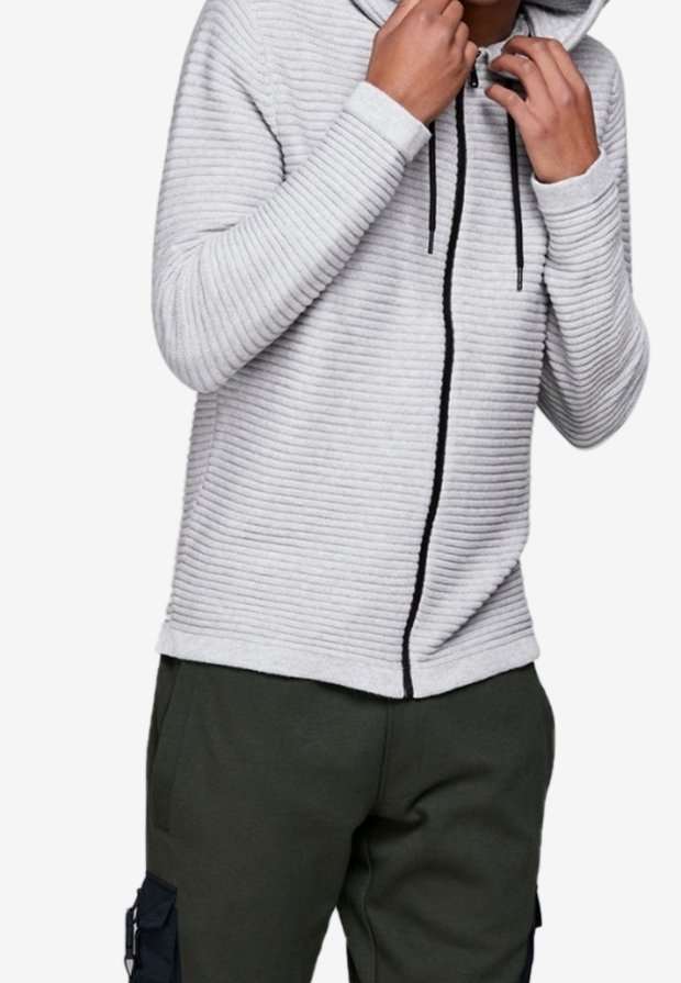 Grå zip-up hoodie med vertikal ribbad textur, svarta detaljer och justerbar dragkedja, kombinerad med gröna cargobyxor.