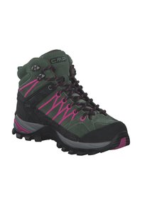 Botas de senderismo con una parte superior de ante verde, acentos rosas, paneles de malla y suela de goma negra. Presenta ojales de metal y una textura en la suela para mayor agarre.