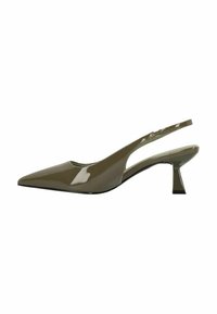 Escarpin en cuir verni vert olive, à bout pointu et à petit talon évasé.