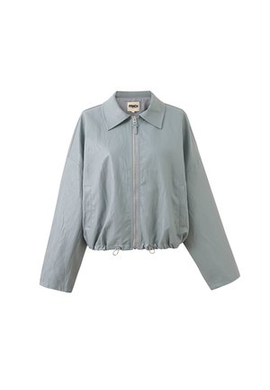 Veste bleu clair courte avec fermeture éclair frontale, col, manches longues, poches latérales et ourlet à cordon de serrage ajustable.