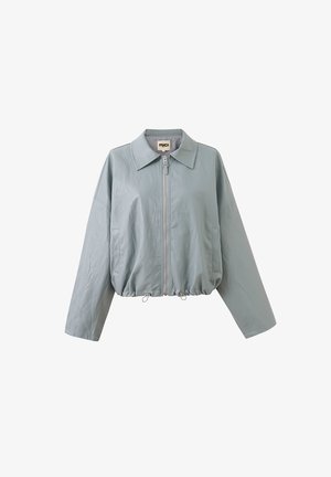 Veste bleu clair courte avec fermeture éclair frontale, col, manches longues, poches latérales et ourlet à cordon de serrage ajustable.