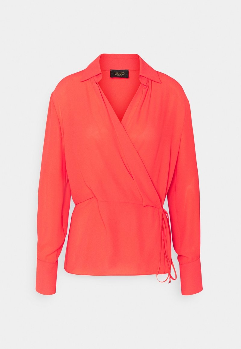 Blusa avvolta rossa con maniche lunghe, realizzata in tessuto leggero. Presenta un colletto e una chiusura a lacci in vita per una vestibilità regolabile.