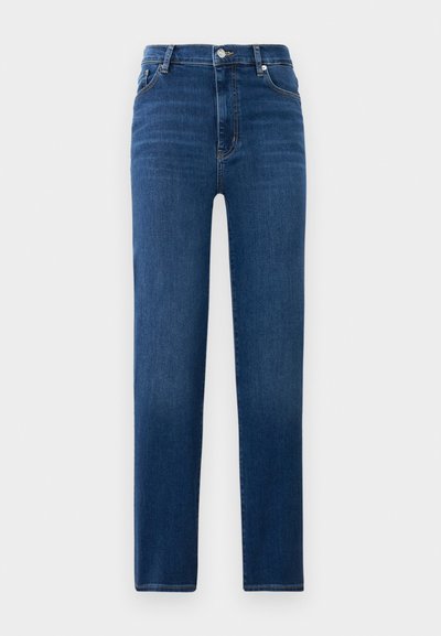 Jeans blu a vita alta, dritti, con chiusura a bottone e cerniera, tasche frontali e cuciture a contrasto su sfondo bianco.