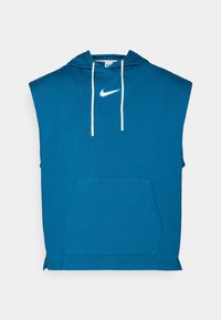 Ærmeløs blå pullover hoodie lavet af bomuld med en frontlomme, der har en hvid snor og et lille hvidt Nike-logo på brystet.