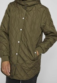 Olivgrön vadderad jacka med huva, med diamantmönster, tryckknappar, elastiska ärmslut och en sidficka. Slät, lättviktsmaterial.