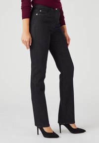 Jeans de mezclilla negros con un diseño de pierna recta, que cuentan con una cómoda cinturilla elástica, bolsillos delanteros y detalles de costura sutiles.