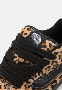 Vans KNU SKOOL UNISEX - Zapatillas skate - black