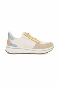 Zapatillas deportivas con parte superior en crema y beige, detalles en azul claro y amarillo, ante texturizado y suela gruesa de goma blanca.