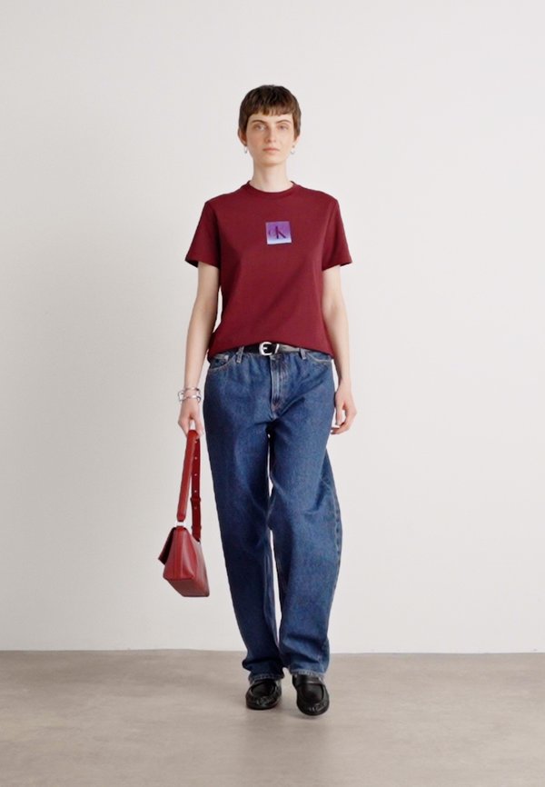 CLASSIC FIT TEE - Print T-shirt - deep rouge2