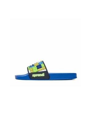Blaue Sandale mit Rutsche und mehrfarbigen blockartigen Verzierungen am Riemen sowie grün-weißem "sprandi"-Logo an der Seite.