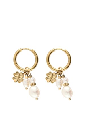 Orecchini a cerchio in oro con charms, tra cui un quadrifoglio d'oro e tre perle bianche di forma irregolare su ogni cerchio.