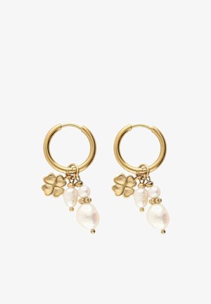 Goldene Creolen mit Charms, darunter ein goldener vierblättriger Klee und drei unregelmäßig geformte weiße Perlen an jedem Creolen.