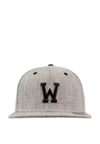 Grå flatt-brim hatt laget av teksturert stoff med svart brodert "W"-logo foran. Seks ventilasjonslommer langs kronen.