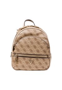 Mochila sintética beige con patrón de logo en relieve, compartimentos con doble cremallera, herrajes en tono dorado y un asa superior. Incluye correas ajustables.
