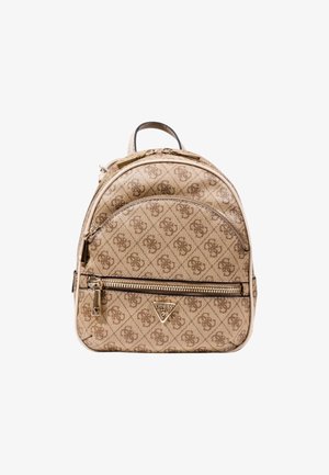 Beige synthetischer Rucksack mit geprägtem Logo-Muster, Doppelreißverschluss-Fächern, goldfarbener Hardware und einem Tragegriff. Verstellbare Riemen enthalten.