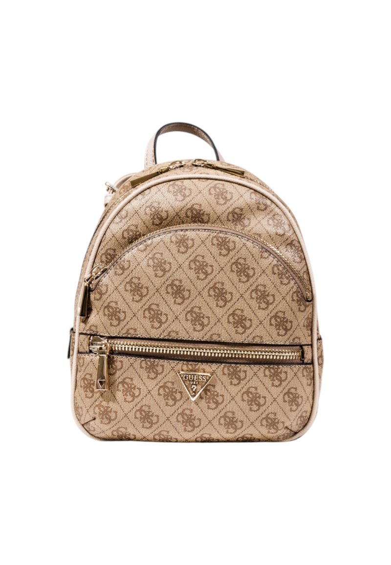 Mochila sintética beige con patrón de logo en relieve, compartimentos con doble cremallera, herrajes en tono dorado y un asa superior. Incluye correas ajustables.