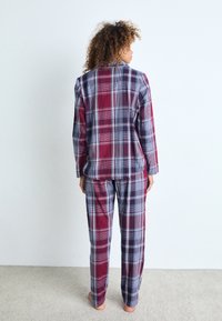 Triumph BOYFRIEND CHECKS - Pyžamová sada - red dark combination
