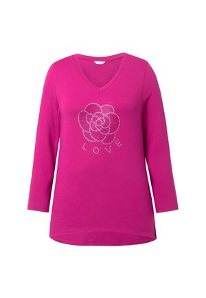 Fuchsia V-Ausschnitt Langarmshirt aus Baumwolle mit floralem Design, verziert mit Strasssteinen und dem Wort "LOVE" unterhalb der Grafik.