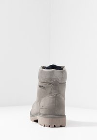 Bottine grise en daim avec une finition texturée, doublure en fausse fourrure douce et semelle en caoutchouc avec un motif antidérapant pour une meilleure traction.