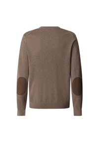 Brązowy sweter z długimi rękawami i okrągłym dekoltem. Posiada ciemniejsze brązowe łatki na łokciach oraz strukturalne wykończenie.