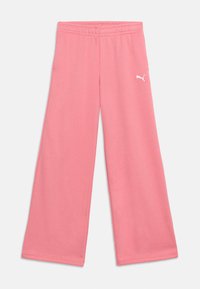 Ροζ φαρδιά φόρμα με ελαστική ζώνη μέσης και μικρό λευκό λογότυπο Puma στο πάνω μέρος του μηρού, απλωμένη σε λευκό φόντο.