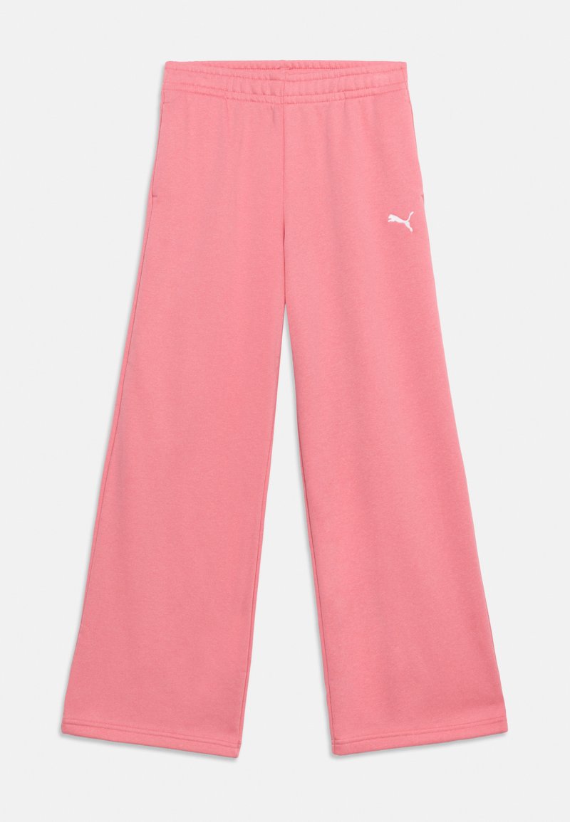 Ροζ φαρδιά φόρμα με ελαστική ζώνη μέσης και μικρό λευκό λογότυπο Puma στο πάνω μέρος του μηρού, απλωμένη σε λευκό φόντο.