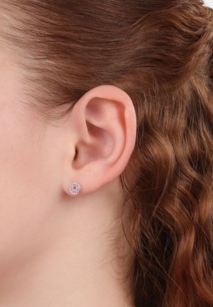 Orecchini a bottone rotondi con un design di gemme rosa e trasparenti, montati su metallo di tonalità argento. Texture liscia, piccoli e discreti.