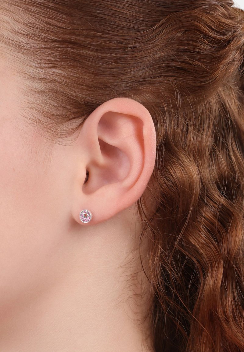 Orecchini a bottone rotondi con un design di gemme rosa e trasparenti, montati su metallo di tonalità argento. Texture liscia, piccoli e discreti.