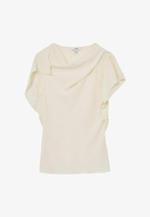 Blusa de manga corta color crema con escote drapeado y detalle de tela en capas asimétricas en los hombros.