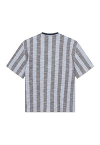 Camisa de manga curta com riscas verticais alternadas em azul claro e cinza escuro, gola redonda e acabamento em tecido texturizado.