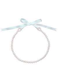 Collana di perle bianche con un nastro in raso di colore azzurro chiaro per la chiusura, caratterizzata da un' disposizione simmetrica di perle rotonde.