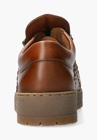 Chaussure en cuir marron avec une texture tissée sur le côté, talon arrondi et semelle en caoutchouc épaisse et texturée.