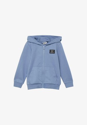 Jasnoniebieska dziecięca bluza z kapturem na zamek, z przednimi kieszeniami i małą czarną naszywką na piersi.