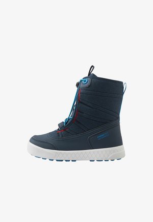 Dunkelblaue wasserdichte Stiefel mit gepolstertem Schaft, elastischem Schnürsystem, strukturiertem Gewebe, weißer Gummisohle und roten sowie blauen Akzenten.