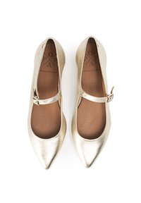 Bailarinas metálicas doradas con puntera afilada, tira al estilo Mary Jane y superficie texturizada. Plantilla marrón con logotipo impreso.
