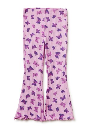Różowe prążkowane spodnie z rozszerzanymi nogawkami, ozdobione ciemnofioletowymi i jasnofioletowymi motylowymi nadrukami.