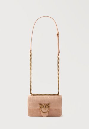 Lyserød crossbody taske i krokodillepræget læder med guld kæderem og guld fugleformet spænde på frontklappen.