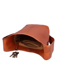 Braune Leder-Umhängetasche mit breitem Riemen, offen, zeigt Innenreißverschlusstasche und befestigten Schlüsselring mit fünf Schlüsseln.