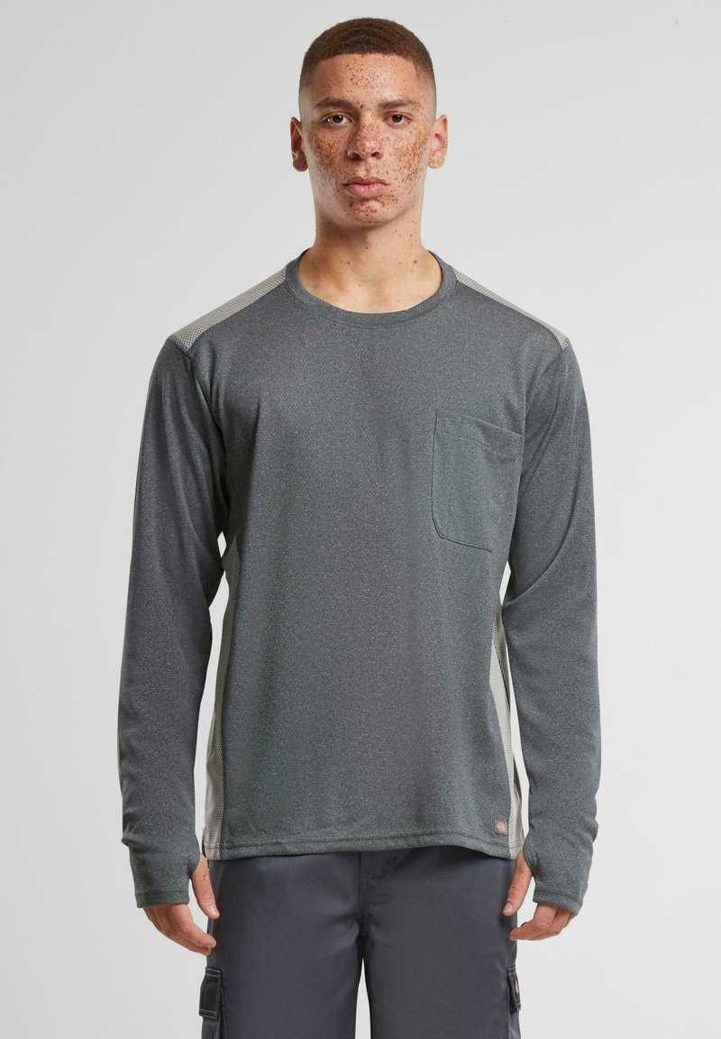 Langermet grå skjorte med lomme, med teksturert stoff og lysegrå sidestykker. Crew neck-design med lett tettsittende ermer.
