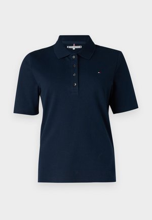 Polo shirt bleu marine en tissu mélangé de coton. Doté d'un col classique, d'une patte de boutonnage à trois boutons, de manches courtes et d'un logo brodé sur la poitrine.