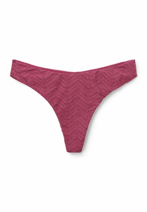 Magenta Slips mit niedrigem Bund, Chevron-Struktur und subtil schimmerndem Effekt auf weißem Hintergrund.