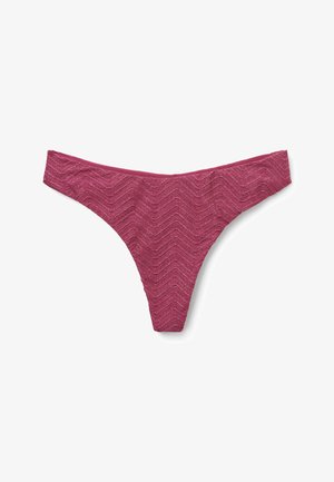 Magenta Slips mit niedrigem Bund, Chevron-Struktur und subtil schimmerndem Effekt auf weißem Hintergrund.