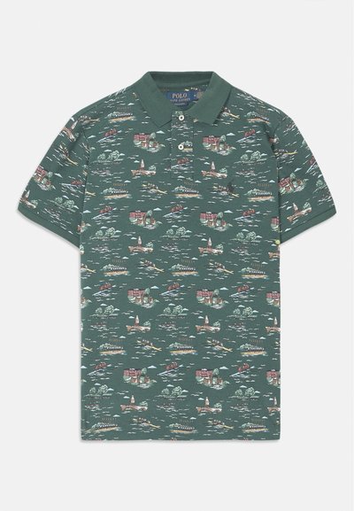 Polo de manga corta en algodón verde oscuro con un estampado panorámico de casas, botes y árboles; cuenta con una tapeta de tres botones y un cuello acanalado.