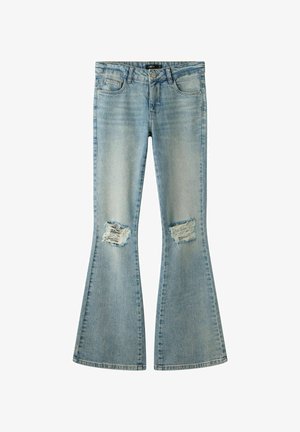 Lyseblå denim bell-bottom jeans med flossede revner på begge knæ og klassisk fem-lomme design.
