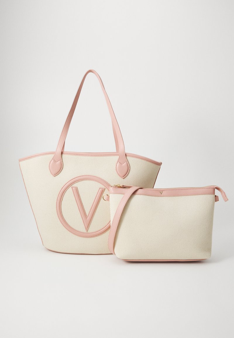 Saco tote texturizado bege com detalhes em pele rosa e um grande logótipo "V", acompanhado por uma bolsa menor a condizer. Ambas possuem alças superiores.