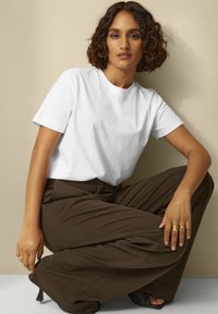 Ellos Collection ESTER - Camiseta básica - weiß